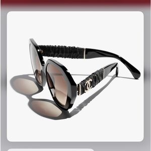 🖤$740 CHANEL Super high end “2023-24” Style. Leather Arm W/ Gold CC logo! NWTS!